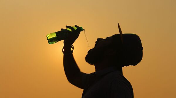 Đàn ông uống từ chai - Sputnik Việt Nam