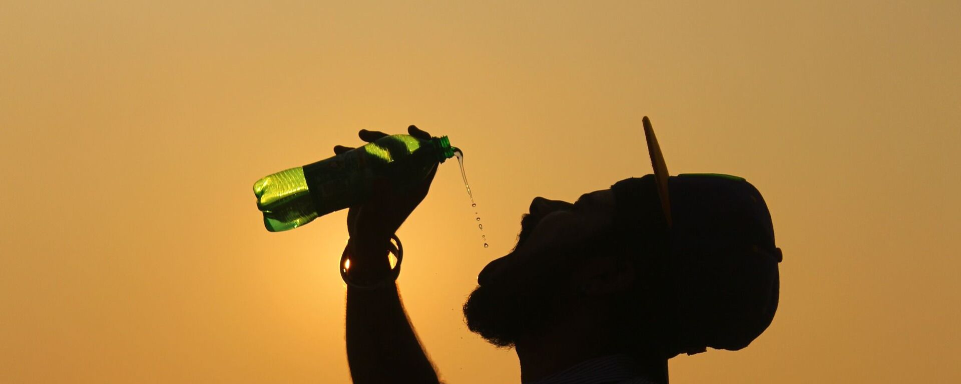 Đàn ông uống từ chai - Sputnik Việt Nam, 1920, 18.11.2025