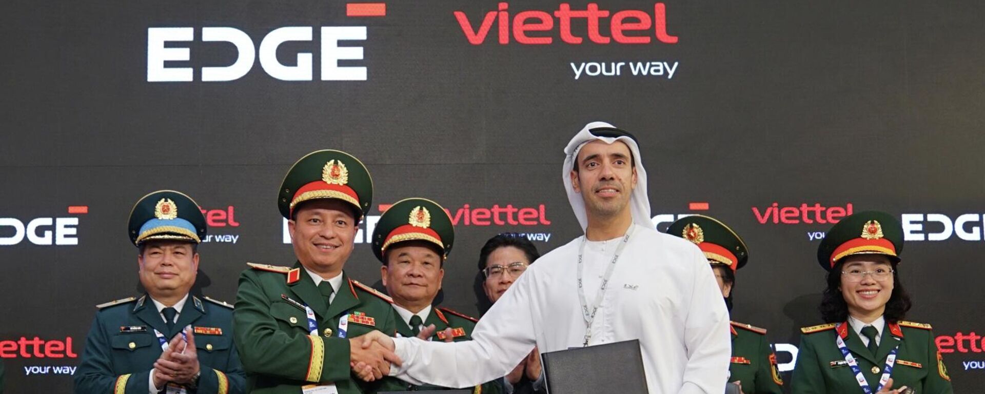 Lễ ký Bản ghi nhớ giữa Tập đoàn Công nghiệp - Viễn thông Quân đội (Viettel) và Tập đoàn EDGE của UAE - Sputnik Việt Nam, 1920, 18.11.2025