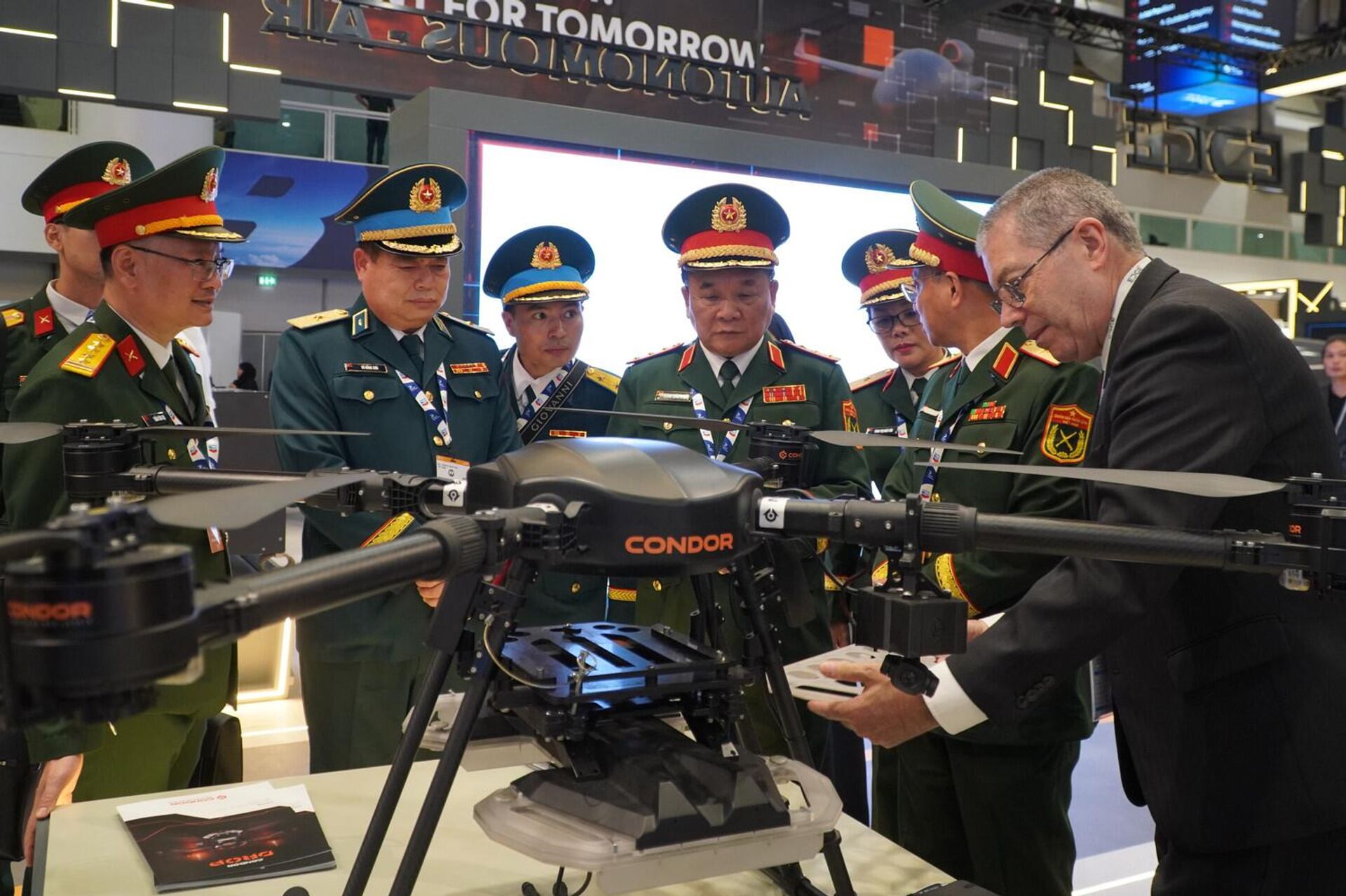 Đoàn Bộ Quốc phòng Việt Nam tham quan một khu trưng bày tại Dubai Airshow 2025 - Sputnik Việt Nam, 1920, 18.11.2025