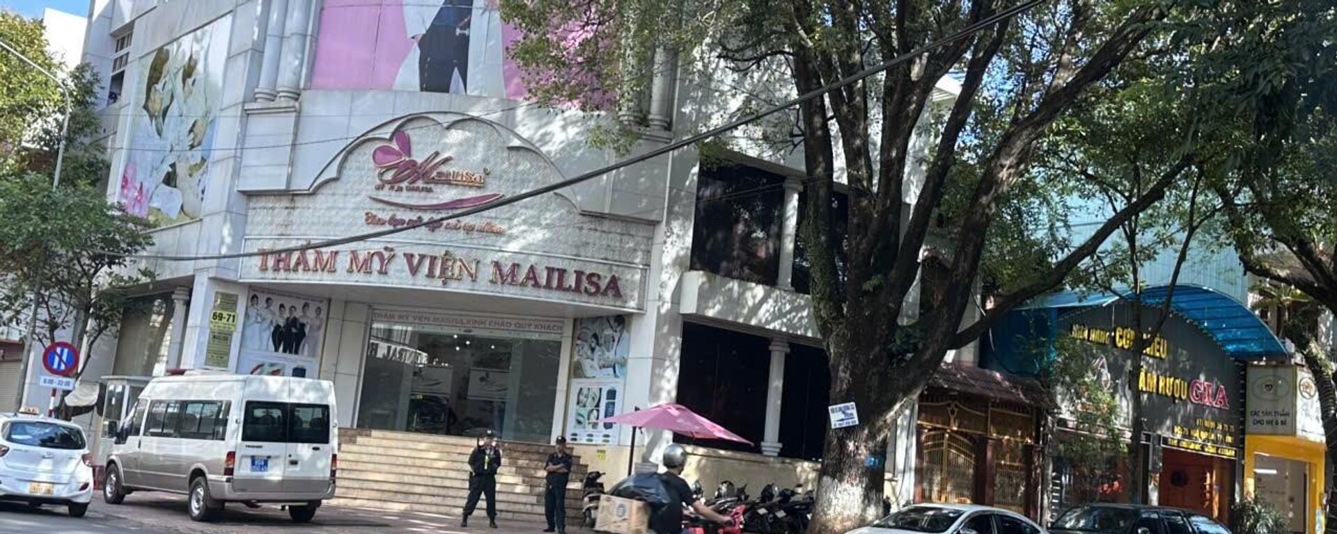 Lực lượng công an có mặt trước trụ sở thẩm mỹ viện Mailisa trên đường Ngô Quyền, phường Buôn Ma Thuột. - Sputnik Việt Nam, 1920, 18.11.2025