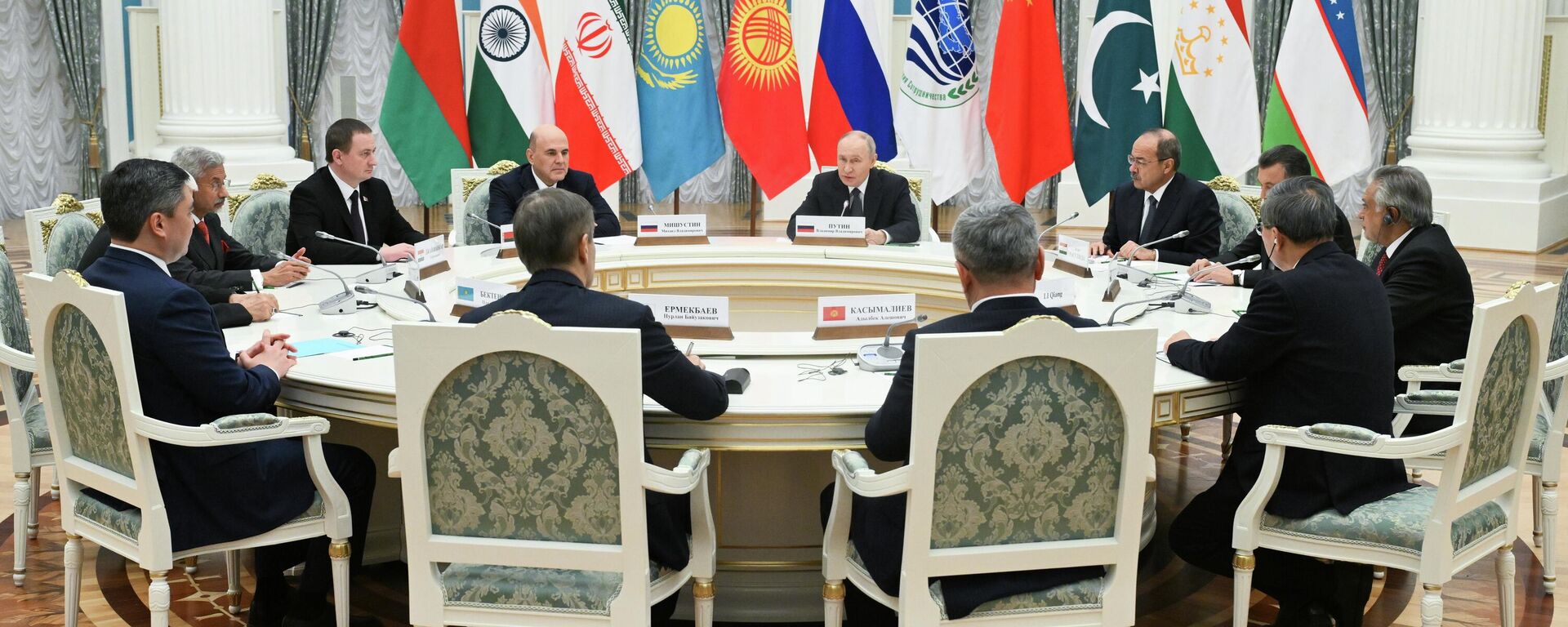 Tổng thống Vladimir Putin đã gặp gỡ các trưởng đoàn đại biểu Hội đồng nguyên thủ quốc gia SCO - Sputnik Việt Nam, 1920, 18.11.2025