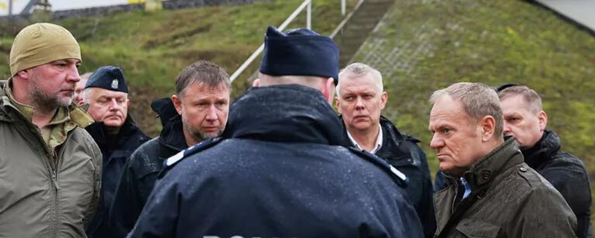 Thủ tướng Ba Lan Donald Tusk tại hiện trường vụ nổ trên tuyến đường sắt giữa Warsaw và Lublin, ngày 17 tháng 11 năm 2025. - Sputnik Việt Nam, 1920, 18.11.2025