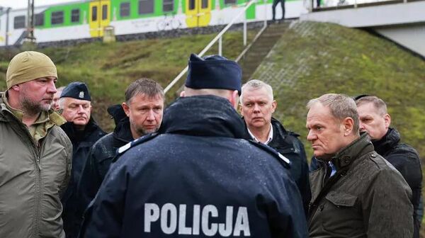 Thủ tướng Ba Lan Donald Tusk tại hiện trường vụ nổ trên tuyến đường sắt giữa Warsaw và Lublin, ngày 17 tháng 11 năm 2025. - Sputnik Việt Nam