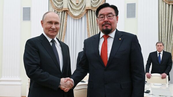 Tổng thống Nga Vladimir Putin với Thủ tướng Mông Cổ Gombojavyn Zandanshatar  - Sputnik Việt Nam