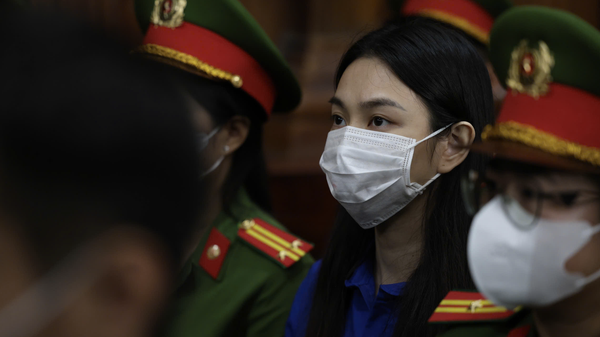 Hoa hậu Nguyễn Thúc Thùy Tiên, Quang Linh Vlogs, Hằng Du Mục hầu toà sáng nay - Sputnik Việt Nam