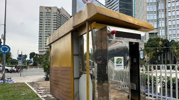 Theo doanh nghiệp, trước đó nhà vệ sinh công cộng được đặt bên trong hàng rào màu trắng. - Sputnik Việt Nam