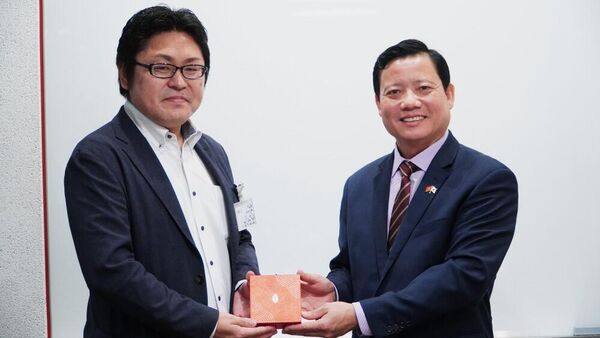 Phó Chủ tịch UBND tỉnh Phạm Tấn Hòa (bên phải) tặng quà lưu niệm cho đại diện Tập đoàn Honda Mobility - Sputnik Việt Nam