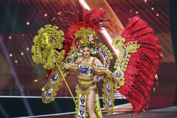 Hoa hậu Panama Myrna Caballini tham gia phần thi trang phục dân tộc tại cuộc thi Hoa hậu Hoàn vũ 2025 - Sputnik Việt Nam