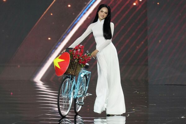 Hoa hậu Việt Nam Nguyễn Hương Giang tham gia phần thi trang phục dân tộc tại cuộc thi Hoa hậu Hoàn vũ 2025 - Sputnik Việt Nam