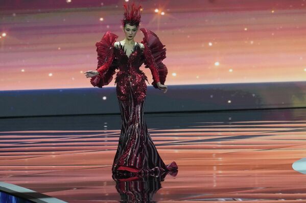 Hoa hậu Trung Quốc Zhao Na tham gia phần thi trang phục dân tộc tại cuộc thi Hoa hậu Hoàn vũ 2025 - Sputnik Việt Nam