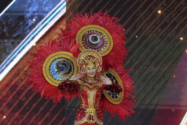 Hoa hậu Thụy Sĩ Naima Acosta tham gia phần thi trang phục dân tộc tại cuộc thi Hoa hậu Hoàn vũ 2025 - Sputnik Việt Nam