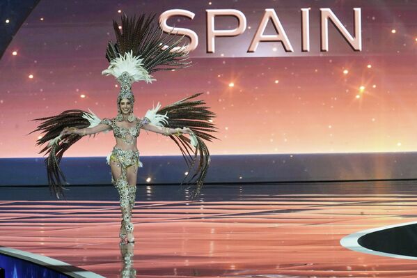 Hoa hậu Tây Ban Nha Andrea Valero tham gia phần thi trang phục dân tộc tại cuộc thi Hoa hậu Hoàn vũ 2025 - Sputnik Việt Nam