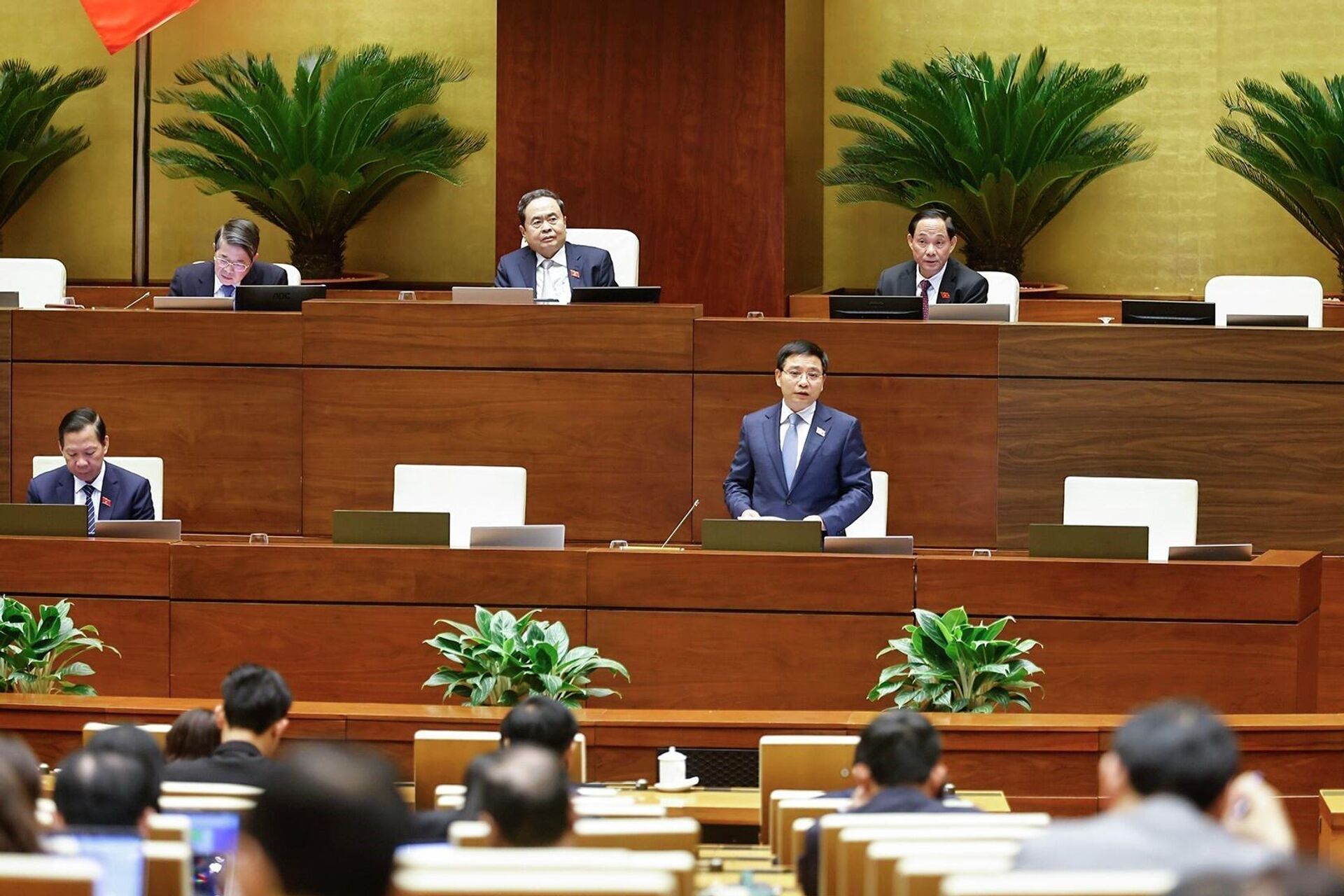 Bộ trưởng Bộ Tài chính Nguyễn Văn Thắng giải trình, làm rõ một số vấn đề đại biểu Quốc hội nêu - Sputnik Việt Nam, 1920, 19.11.2025