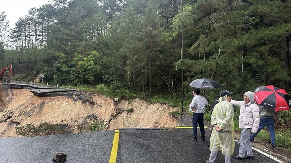 Đèo Mimosa sạt lở nghiêm trọng, các phương tiện vào trung tâm Đà Lạt khó khăn - Sputnik Việt Nam