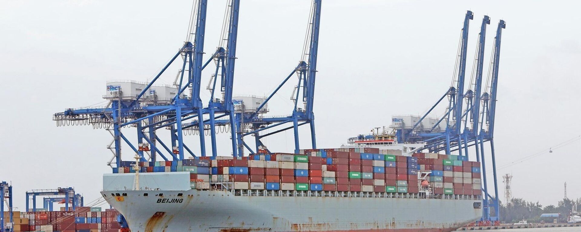 Bốc xếp hàng hóa qua Cảng Container Quốc tế Tân Cảng – Hải Phòng (TC-HICT) - Sputnik Việt Nam, 1920, 20.11.2025