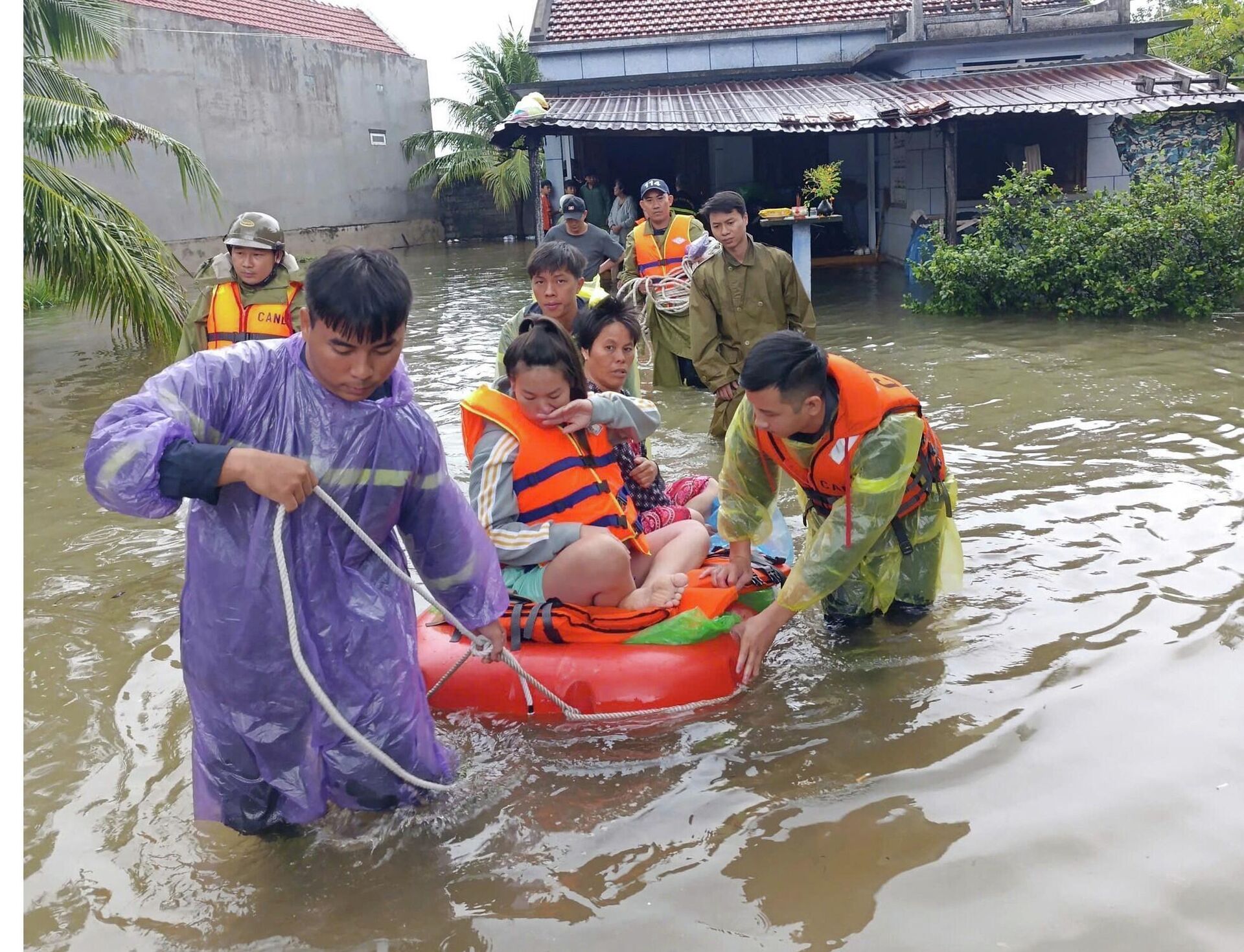 Lực lượng chức năng ứng cứu, sơ tán người dân khỏi khu vực bị cô lập do mưa lũ - Sputnik Việt Nam, 1920, 20.11.2025
