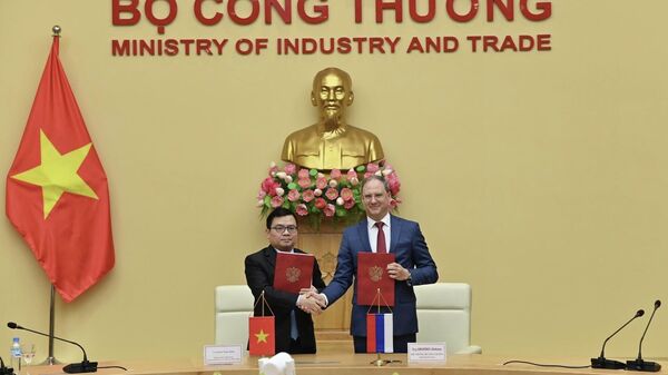 Thứ trưởng Trương Thanh Hoài và Thứ trưởng Aleksey Gruzdev trao biên bản ký kết - Sputnik Việt Nam