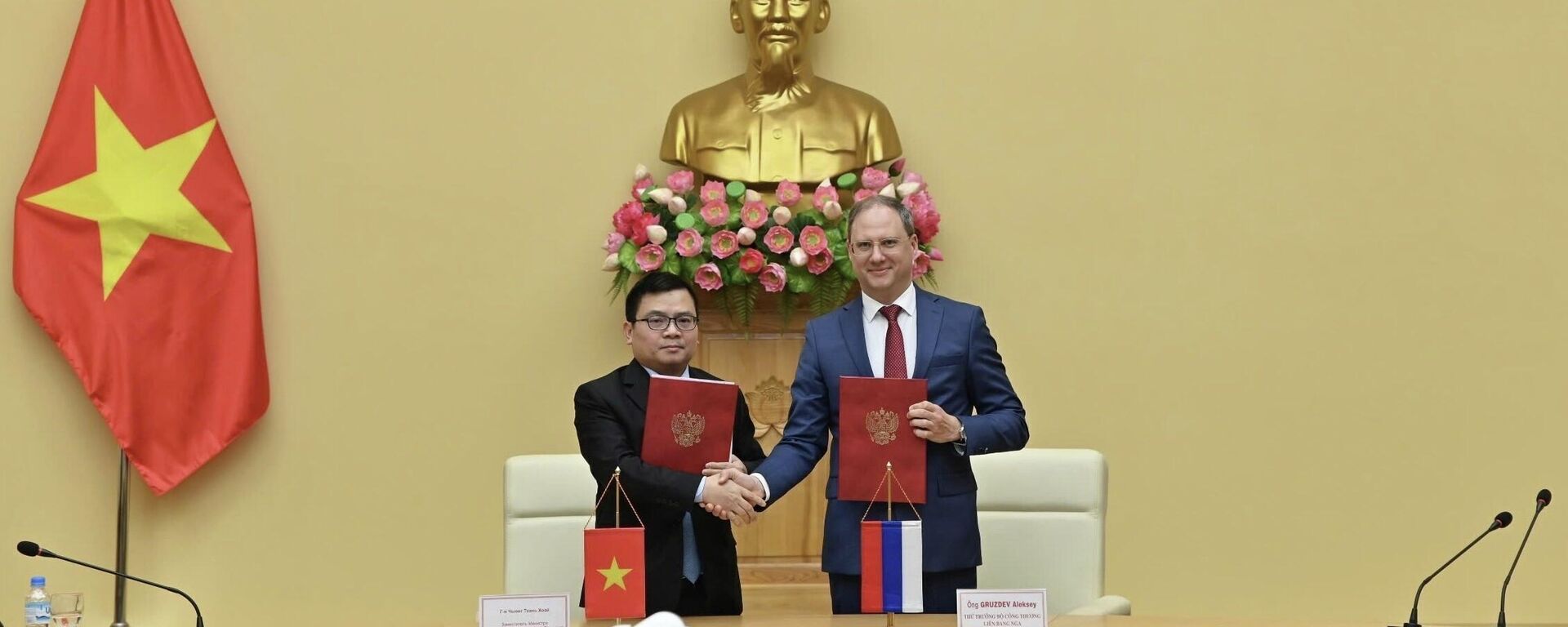 Thứ trưởng Trương Thanh Hoài và Thứ trưởng Aleksey Gruzdev trao biên bản ký kết Thứ trưởng Trương Thanh Hoài và Thứ trưởng Aleksey Gruzdev trao biên bản ký kết - Sputnik Việt Nam, 1920, 20.11.2025