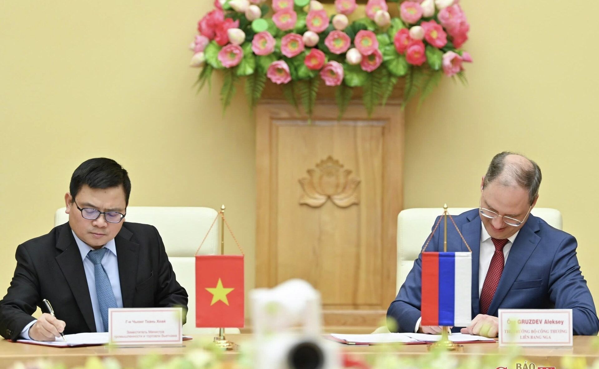 Thứ trưởng Trương Thanh Hoài và Thứ trưởng Aleksey Gruzdev ký kết Biên bản - Sputnik Việt Nam, 1920, 20.11.2025