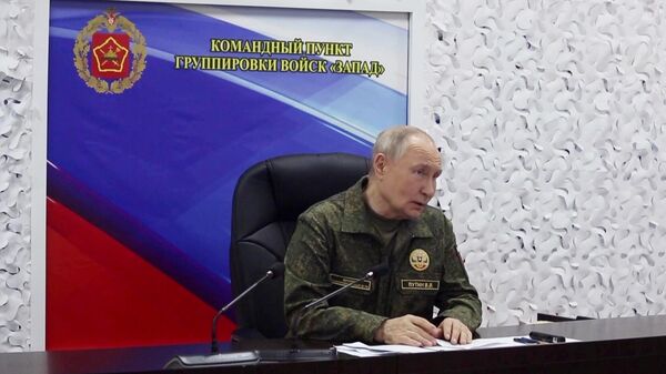 Tổng thống Nga Vladimir Putin đến thăm một trong các sở chỉ huy của tập đoàn quân Miền Tây - Sputnik Việt Nam