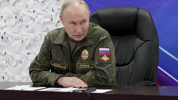 Tổng thống Nga Vladimir Putin đến thăm một trong các sở chỉ huy của tập đoàn quân Miền Tây - Sputnik Việt Nam