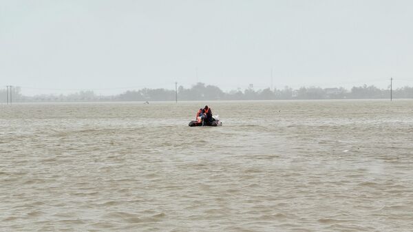 Đắk Lắk: Tiếp tục ứng cứu, tiếp tế lương thực người dân vùng lũ - Sputnik Việt Nam