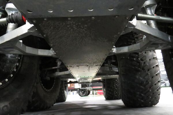 Đây là hình ảnh bên dưới của xe địa hình ZVEZDA. Khung sườn hình thuyền được mạ kẽm, bịt kín là nền tảng vững chắc. Đây là hình ảnh bên dưới của xe địa hình ZVEZDA. Khung sườn hình thuyền được mạ kẽm, bịt kín là nền tảng vững chắc. - Sputnik Việt Nam