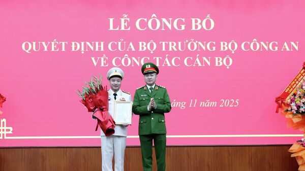 Thượng tướng Nguyễn Ngọc Lâm, Thứ trưởng Bộ Công an, trao quyết định của Bộ trưởng Bộ Công an và tặng hoa chúc mừng Thượng tá Vũ Thanh Tùng, Giám đốc Công an tỉnh Lạng Sơn - Sputnik Việt Nam