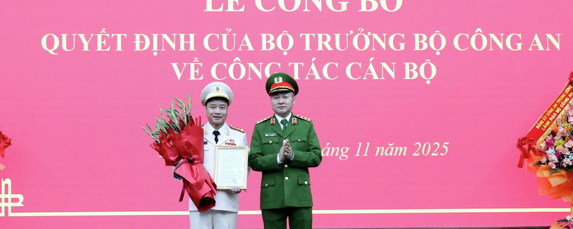 Thượng tướng Nguyễn Ngọc Lâm, Thứ trưởng Bộ Công an, trao quyết định của Bộ trưởng Bộ Công an và tặng hoa chúc mừng Thượng tá Vũ Thanh Tùng, Giám đốc Công an tỉnh Lạng Sơn - Sputnik Việt Nam, 1920, 21.11.2025