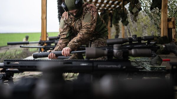 Huấn luyện lính bắn tỉa của Tập đoàn quân hỗn hợp số 25 thuộc nhóm Phương Tây của Nga - Sputnik Việt Nam