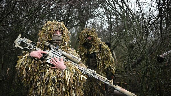 Huấn luyện lính bắn tỉa của Tập đoàn quân hỗn hợp số 25 thuộc nhóm Phương Tây của Nga - Sputnik Việt Nam