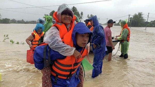 Lực lượng chức năng giải cứu người dân mắc kẹt ở vùng lũ Hoà Thành, chiều 21/11 - Sputnik Việt Nam