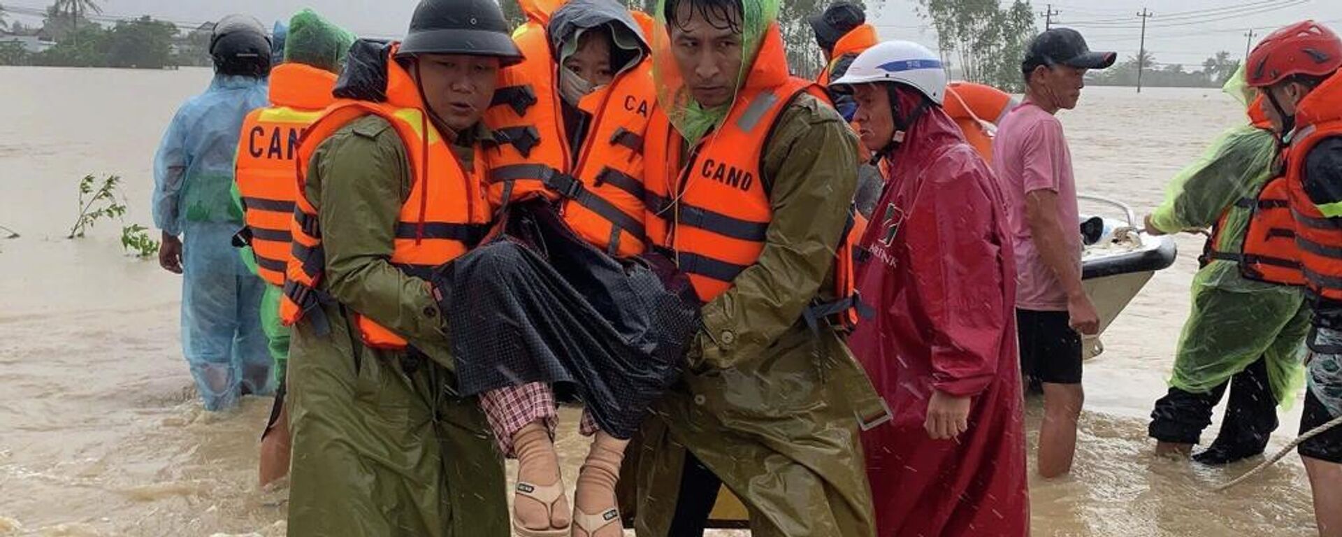 Cơ quan chức năng đang khẩn trương hỗ trợ, ứng cứu người dân vùng lũ - Sputnik Việt Nam, 1920, 22.11.2025