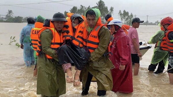 Cơ quan chức năng đang khẩn trương hỗ trợ, ứng cứu người dân vùng lũ - Sputnik Việt Nam