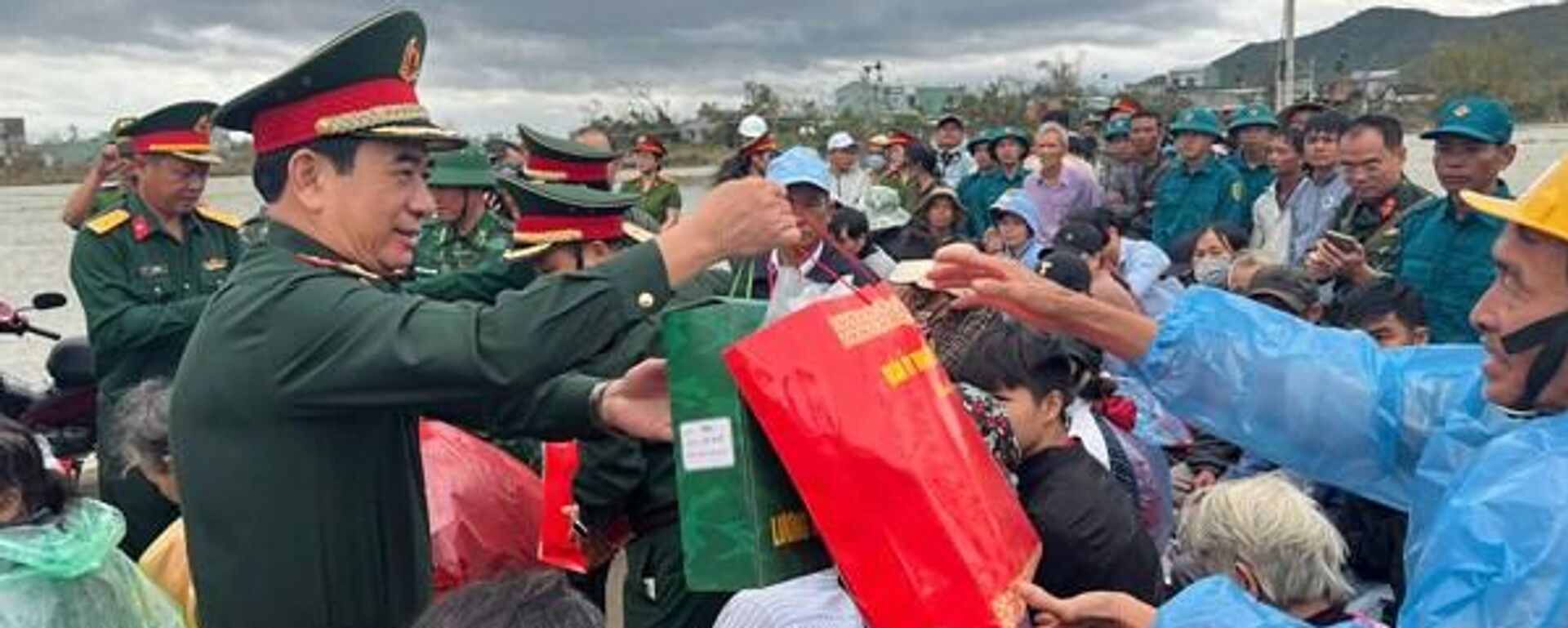 Đại tướng Phan Văn Giang trao quà cho người dân vùng lũ ở Gia Lai Đại tướng Phan Văn Giang trao quà cho người dân vùng lũ ở Gia Lai - Sputnik Việt Nam, 1920, 22.11.2025