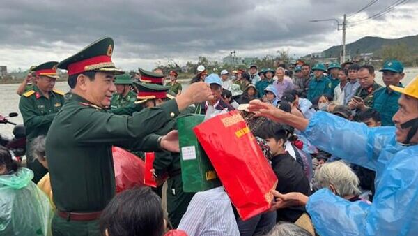 Đại tướng Phan Văn Giang trao quà cho người dân vùng lũ ở Gia Lai - Sputnik Việt Nam