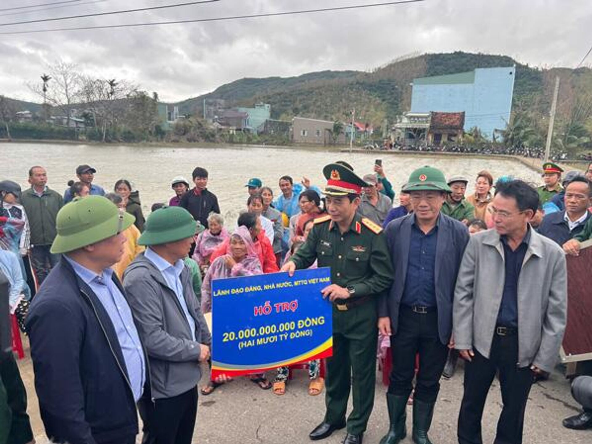 Đoàn công tác của Bộ trưởng Bộ Quốc phòng trao quà động viên người dân bị thiệt hại - Sputnik Việt Nam, 1920, 22.11.2025