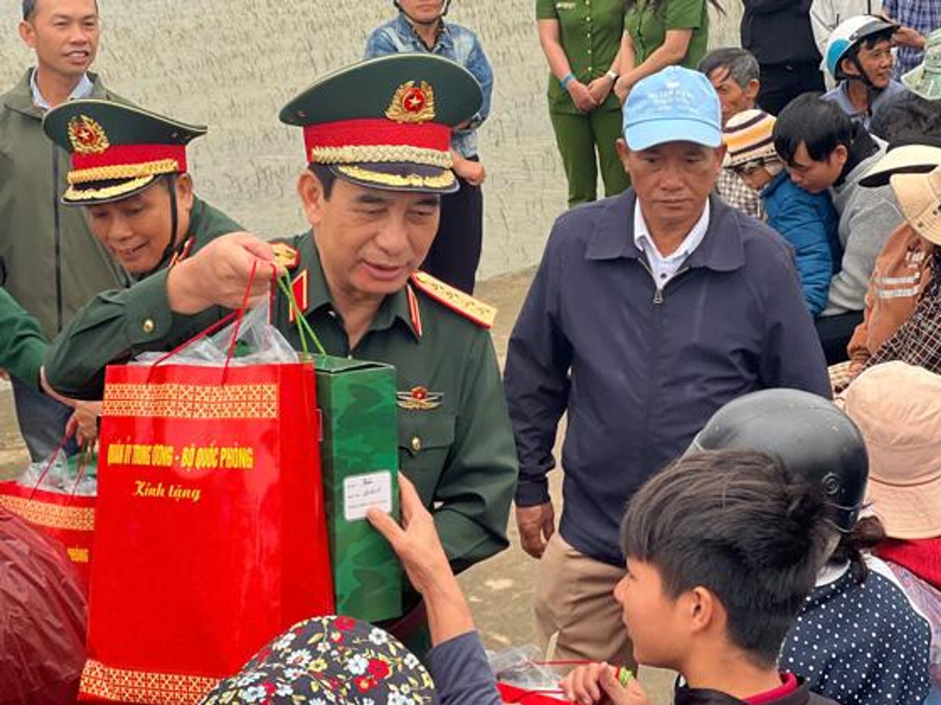 Đại tướng Phan Văn Giang trao từng suất quà động viên người dân - Sputnik Việt Nam, 1920, 22.11.2025