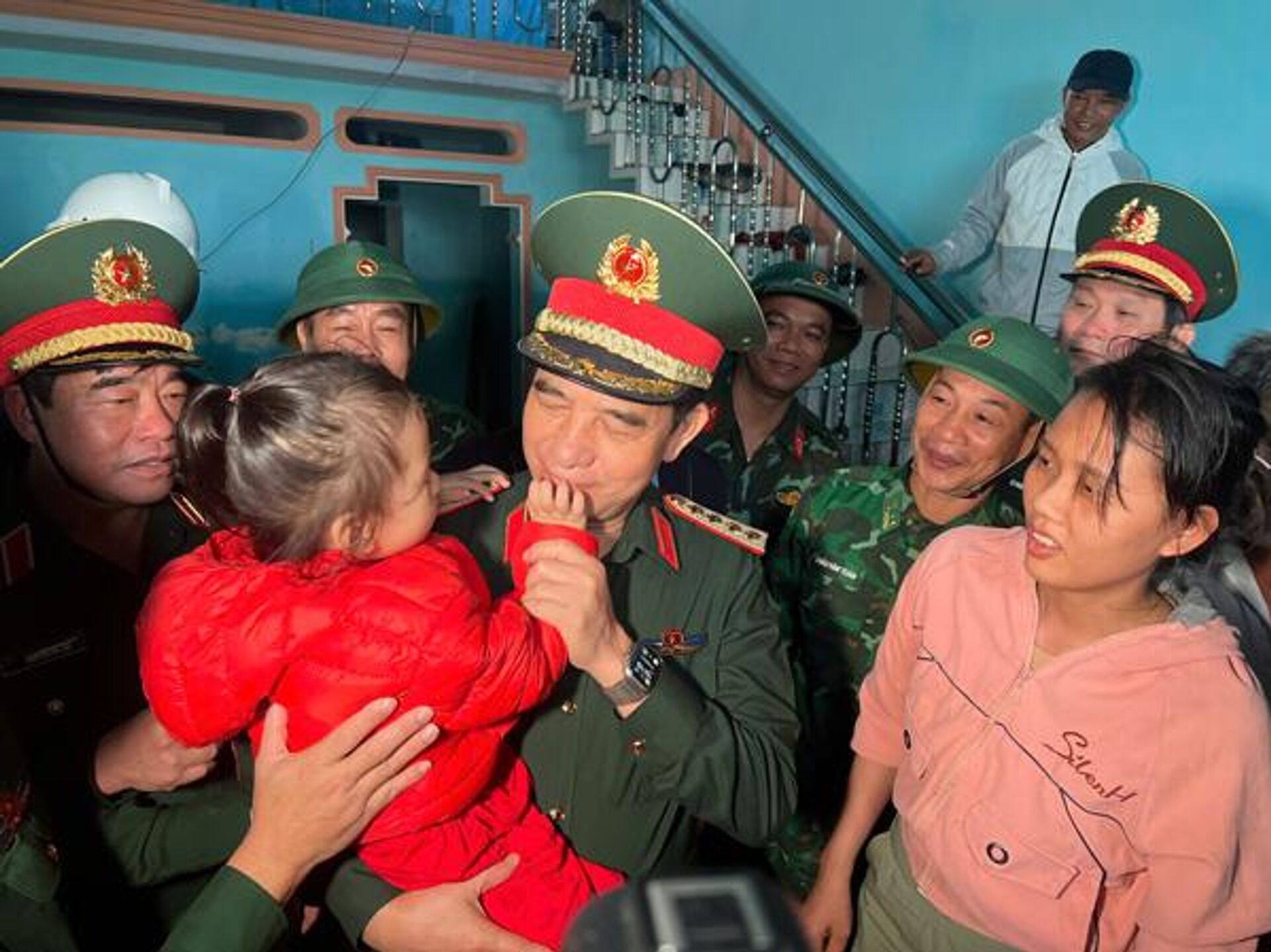 Đại tướng động viên gia đình chị Dự bị ảnh hưởng nặng do mưa lũ - Sputnik Việt Nam, 1920, 22.11.2025