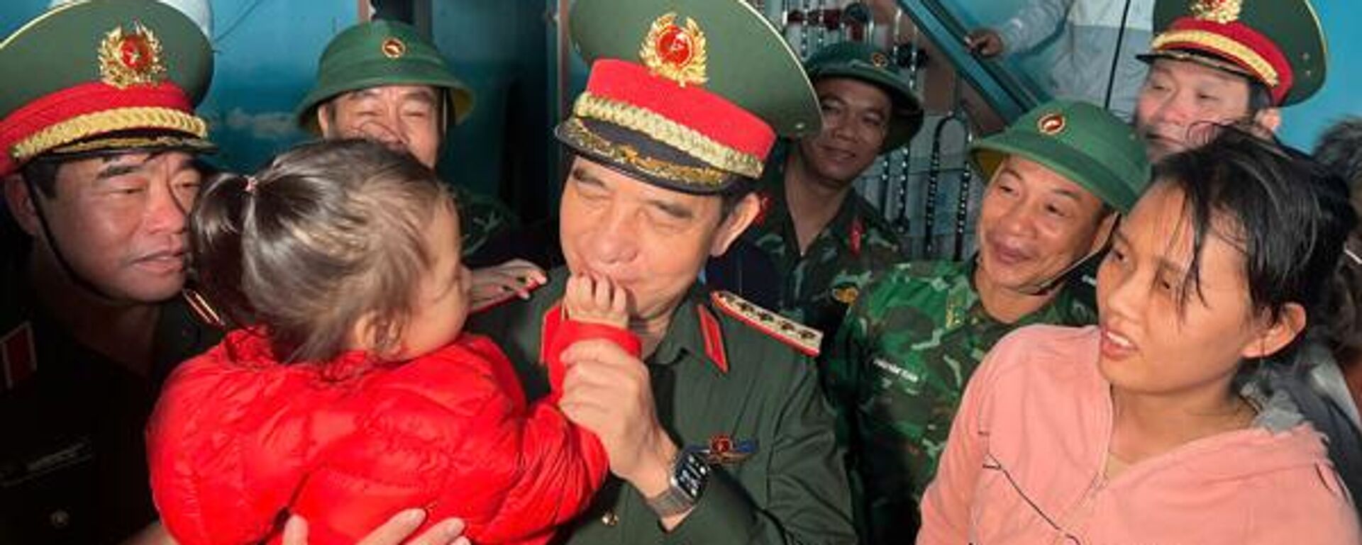 Đại tướng động viên gia đình chị Dự bị ảnh hưởng nặng do mưa lũ - Sputnik Việt Nam, 1920, 28.11.2025