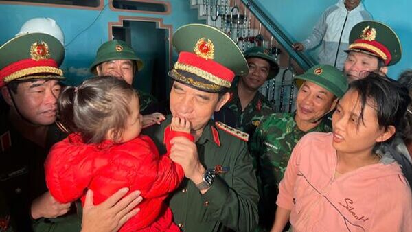 Đại tướng động viên gia đình chị Dự bị ảnh hưởng nặng do mưa lũ - Sputnik Việt Nam