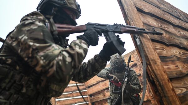 Huấn luyện phối hợp chiến đấu của quân nhân Nga thuộc Lữ đoàn súng trường cơ giới 164 - Sputnik Việt Nam