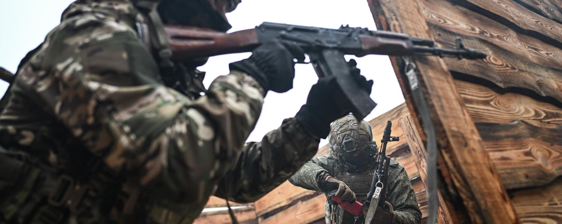 Huấn luyện phối hợp chiến đấu của quân nhân Nga thuộc Lữ đoàn súng trường cơ giới 164 - Sputnik Việt Nam, 1920, 13.12.2025