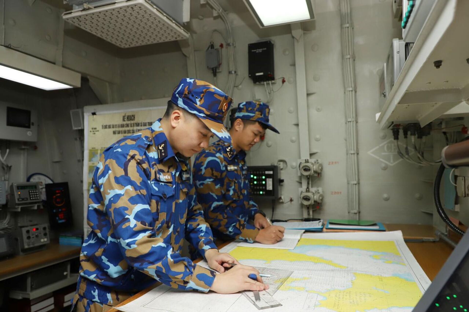 Sĩ quan hàng hải tác nghiệp xác định vị trí tàu - Sputnik Việt Nam, 1920, 22.11.2025