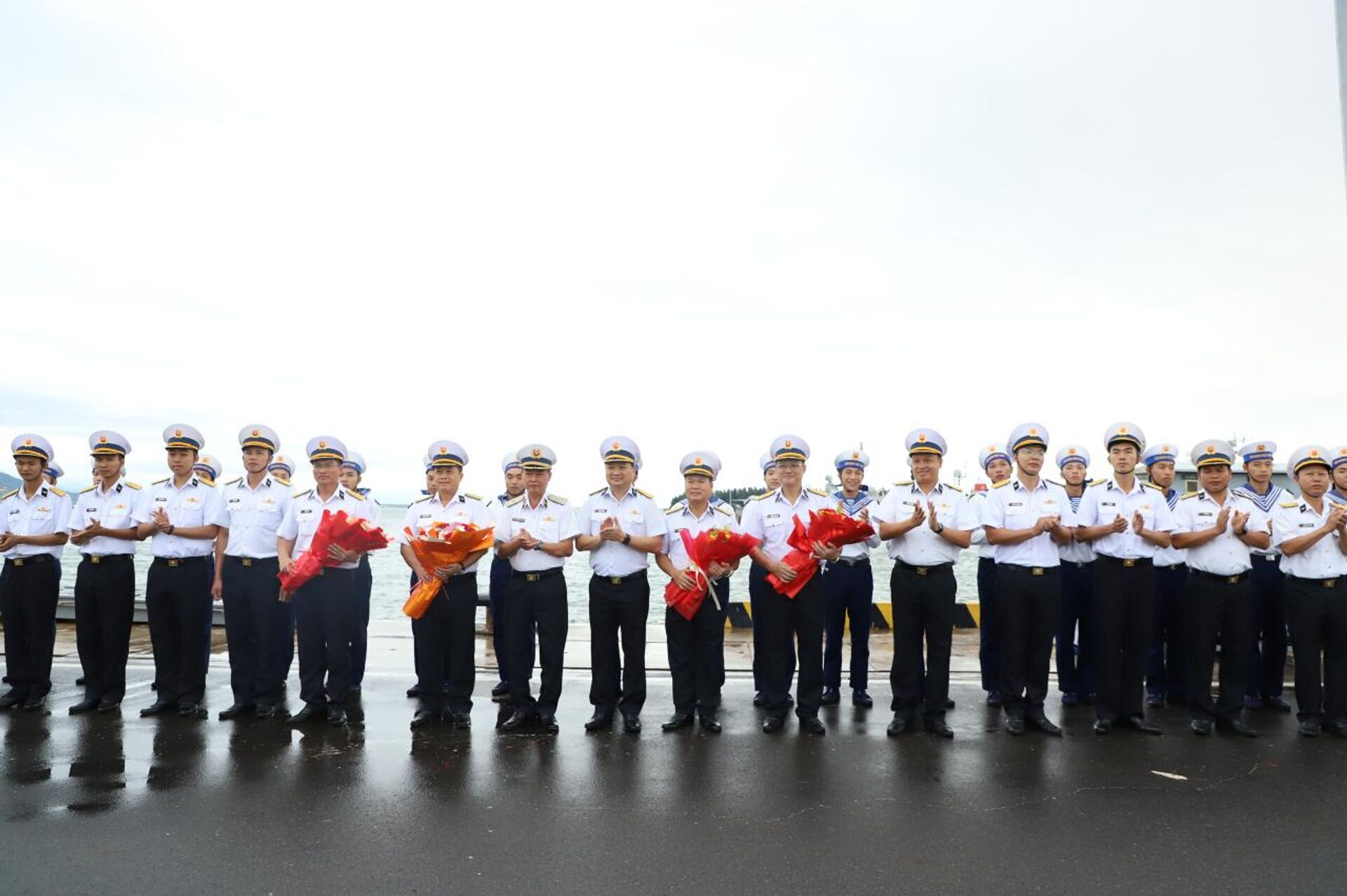 Chỉ huy Vùng 4 tặng hoa động viên đoàn công tác - Sputnik Việt Nam, 1920, 22.11.2025