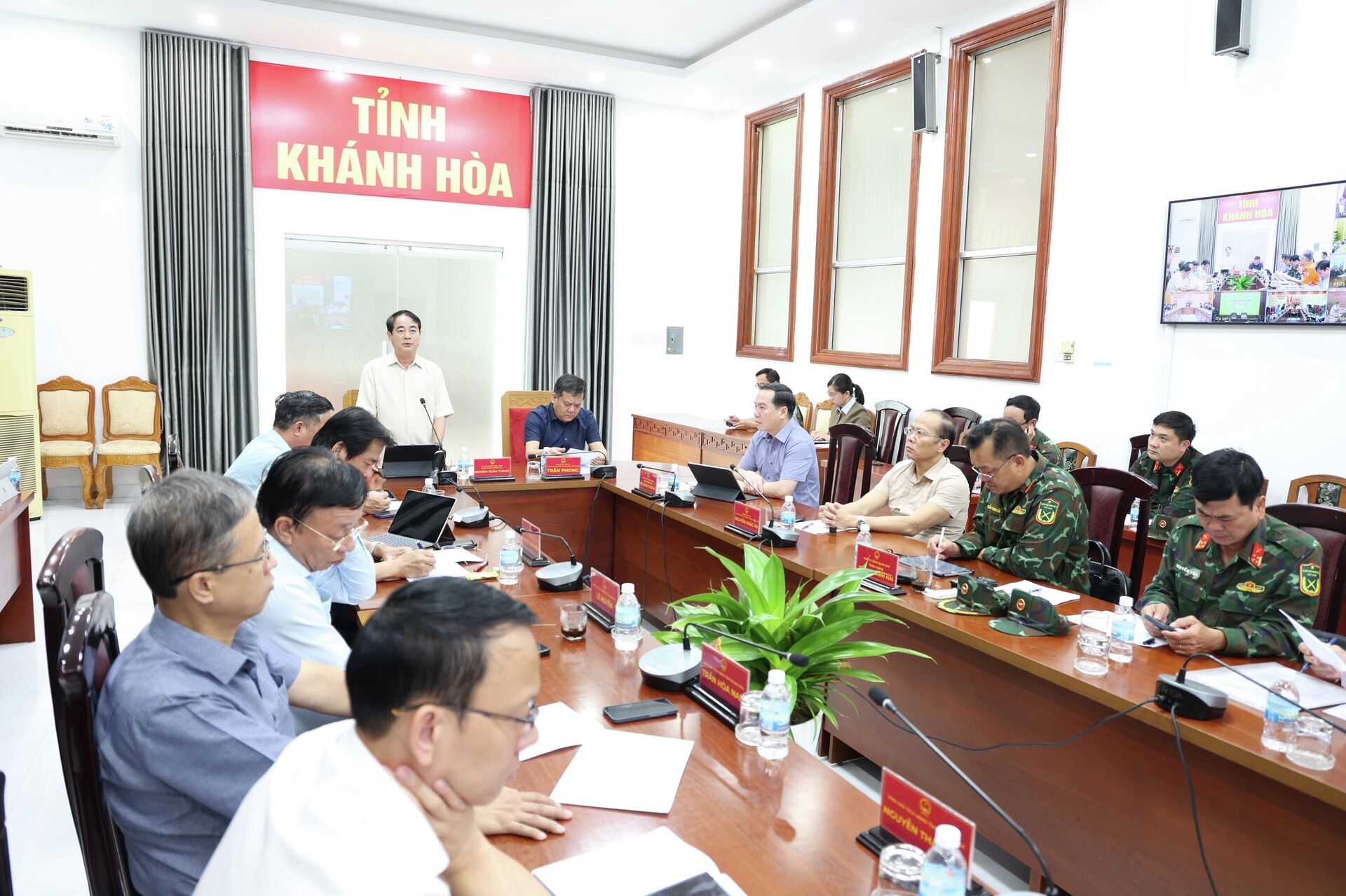 Tỉnh ủy Khánh Hòa Nghiêm Xuân Thành báo cáo với Thủ tướng Phạm Minh Chính về tình hình mưa lũ tại cuộc họp trực tuyến Tỉnh ủy Khánh Hòa Nghiêm Xuân Thành báo cáo với Thủ tướng Phạm Minh Chính về tình hình mưa lũ tại cuộc họp trực tuyến - Sputnik Việt Nam, 1920, 23.11.2025