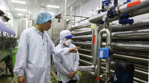 Hệ thống Aseptic (công nghệ vô trùng) là công nghệ tiên tiến nhất hiện nay với giá đầu tư khoảng 1 triệu USD thực hiện chiết rót, đóng gói sản phẩm giúp ngăn chặn vi sinh vật gây hại - Sputnik Việt Nam