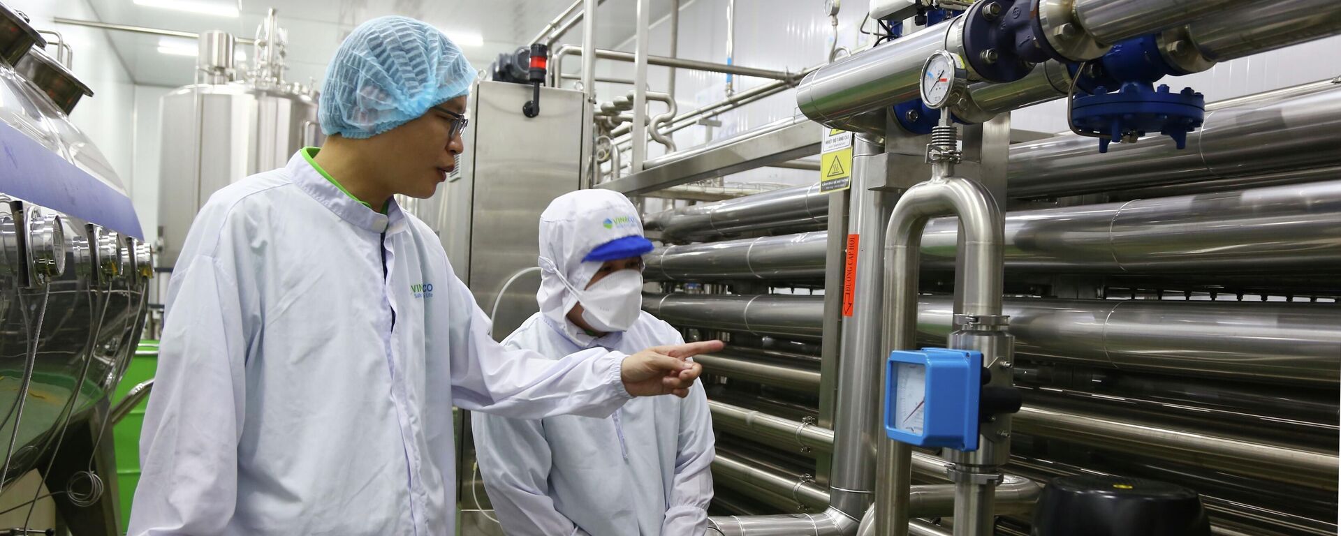 Hệ thống Aseptic (công nghệ vô trùng) là công nghệ tiên tiến nhất hiện nay với giá đầu tư khoảng 1 triệu USD thực hiện chiết rót, đóng gói sản phẩm giúp ngăn chặn vi sinh vật gây hại - Sputnik Việt Nam, 1920, 24.11.2025