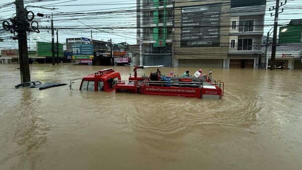 Xe cứu hỏa trong cơn lũ ở tỉnh Songkhla, miền Nam Thái Lan - Sputnik Việt Nam